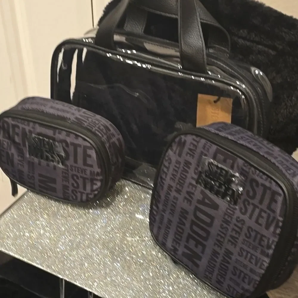 Steve Madden Logo/Clear Triple Compartment Weekender‎